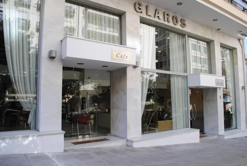 Façade d'un bâtiment avec une entrée de café et des fenêtres.