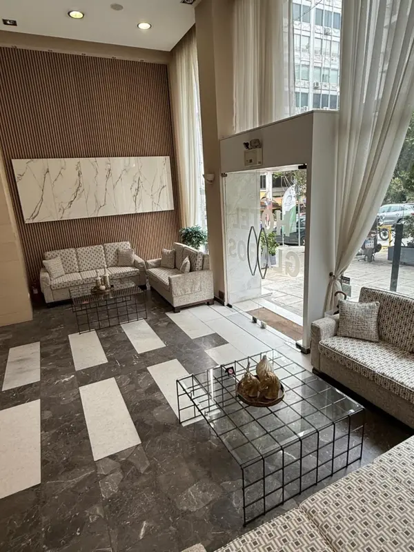 Un espace d'attente lumineux avec des canapés et une décoration moderne.