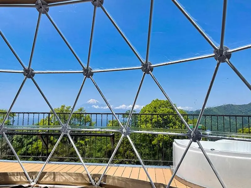 Vue sur un paysage montagneux depuis une structure géodésique.