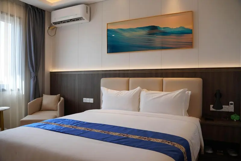 Une chambre d'hôtel lumineuse avec un grand lit et un coin salon.