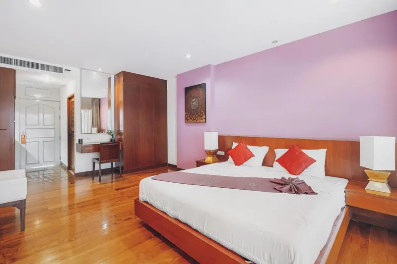 Une chambre spacieuse avec un grand lit et un coin bureau.
