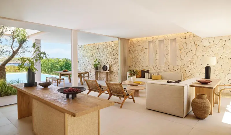 Espace de vie lumineux avec mobilier en bois et canapés confortables.