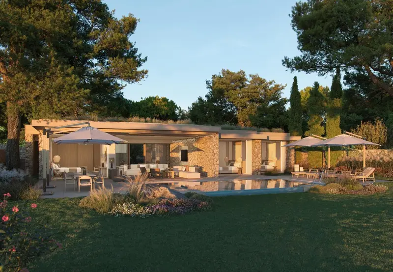 Terrasse ombragée donnant sur une piscine et un jardin verdoyant.