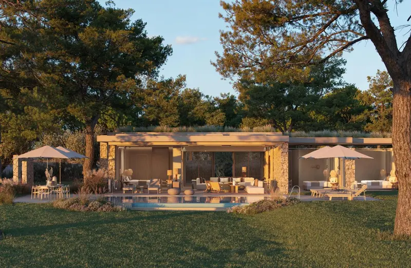 Bâtiment bas entouré de verdure avec une terrasse et une petite piscine.