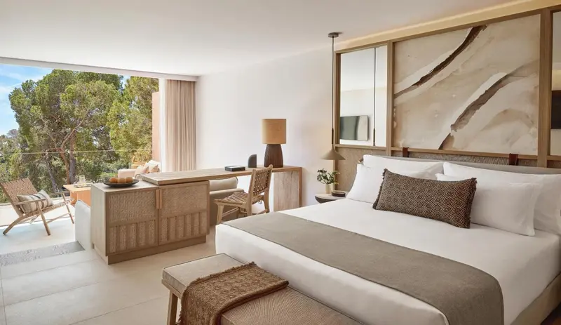 Une chambre lumineuse avec un lit king-size et un espace détente.
