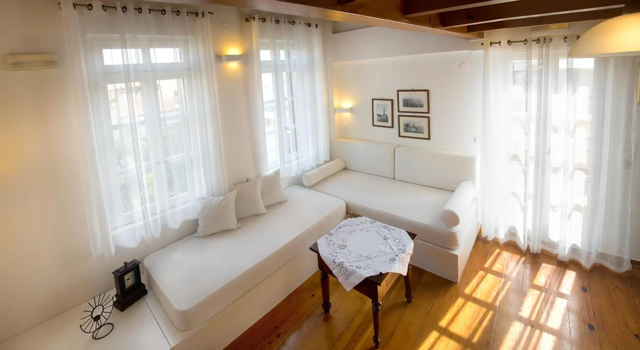 Espace de détente lumineux avec canapé d'angle et décoration sobre.
