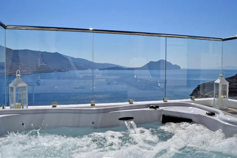 Un jacuzzi extérieur offre une vue dégagée sur la mer et les montagnes.