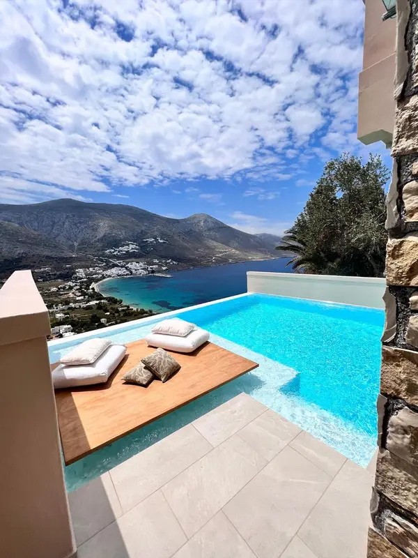 Une piscine à débordement offre une vue sur la mer et les montagnes.