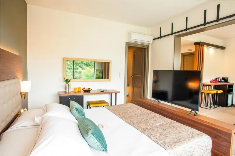 Une chambre lumineuse avec un grand lit et un espace détente.