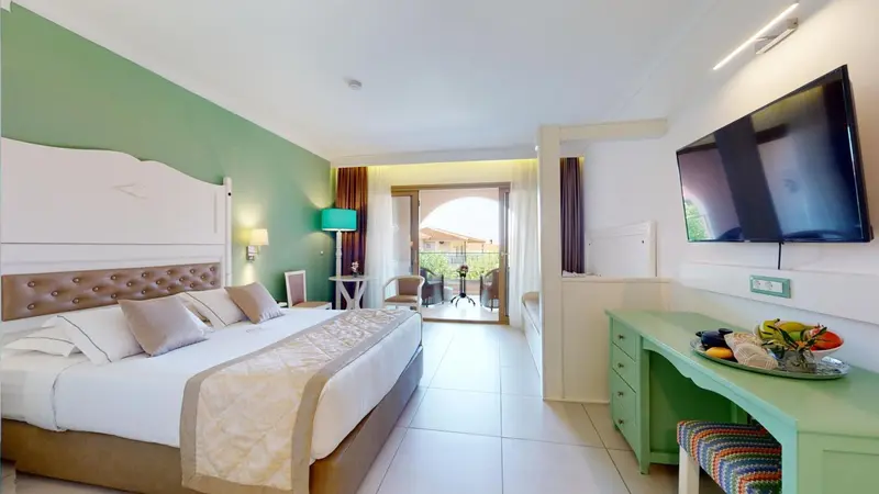 Une chambre lumineuse avec un grand lit et un accès à une terrasse.