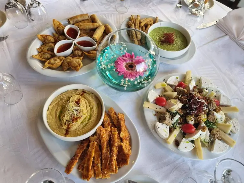Assortiment de tapas et de mezzés présentés sur une table nappée.
