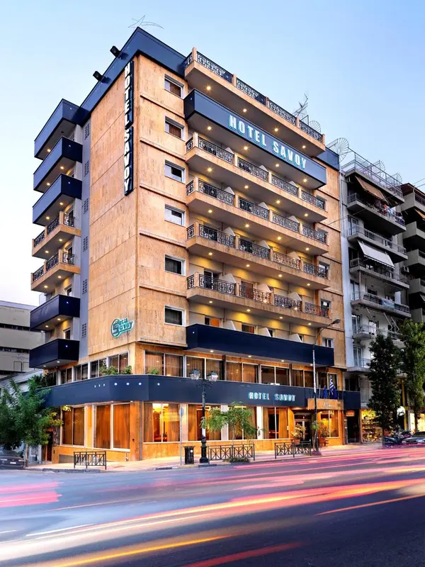 Façade d'un immeuble moderne avec des balcons et des fenêtres illuminées.