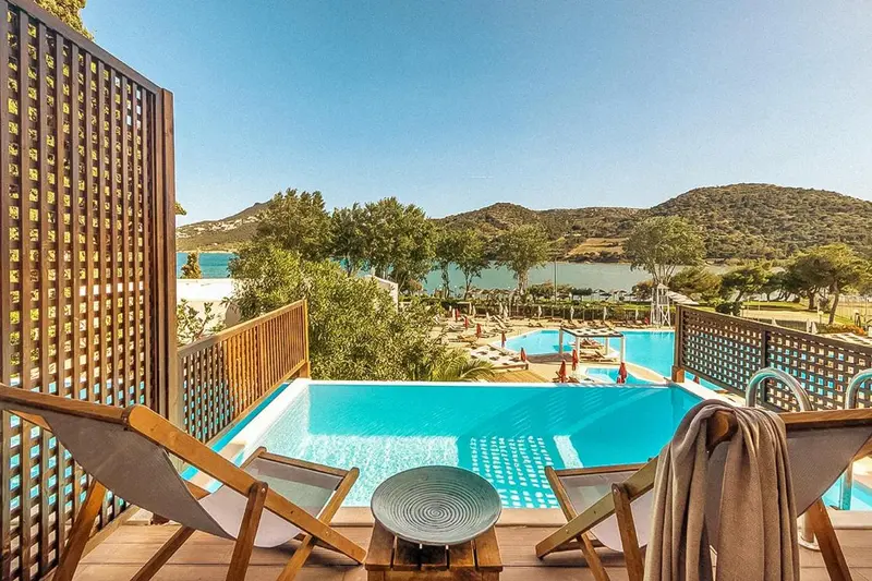 Terrasse avec piscine et vue sur la mer et les collines.