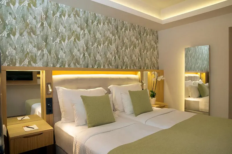 Une chambre lumineuse avec un grand lit et une décoration sobre.