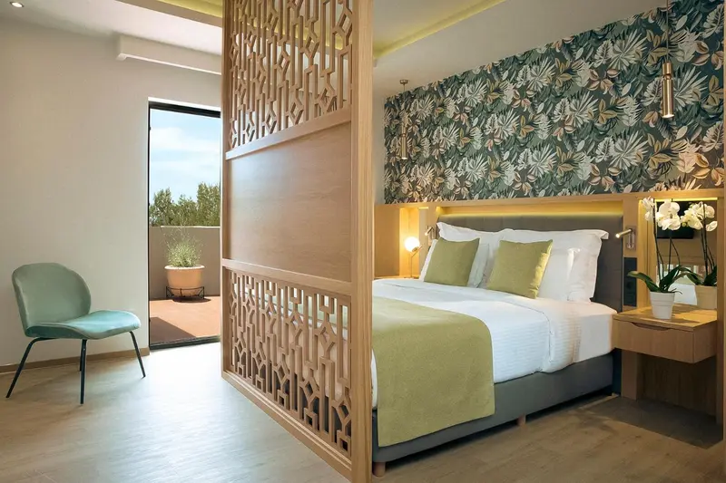 Une chambre lumineuse avec un lit et un espace détente.