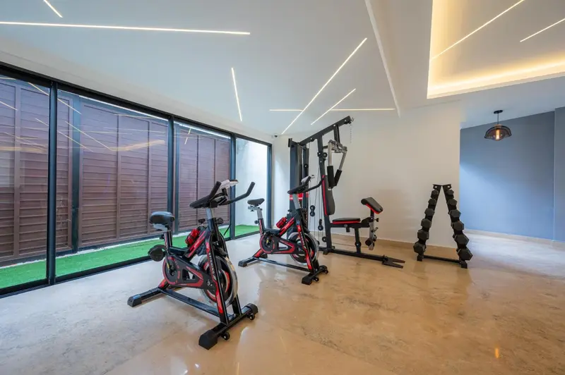 Une salle de sport lumineuse avec des équipements de fitness.