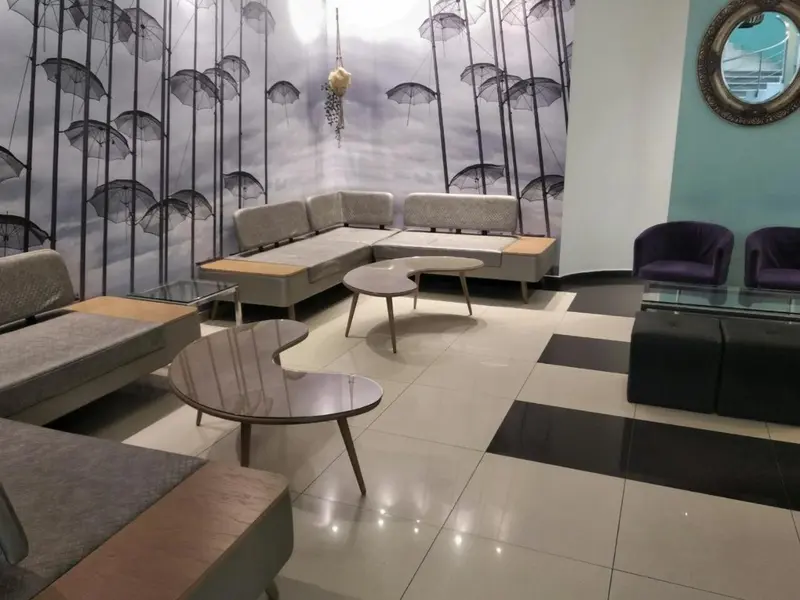 Un espace de détente intérieur avec des canapés et des tables basses.