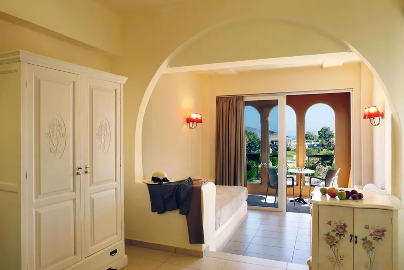 Une chambre lumineuse avec un lit et un accès à une terrasse.