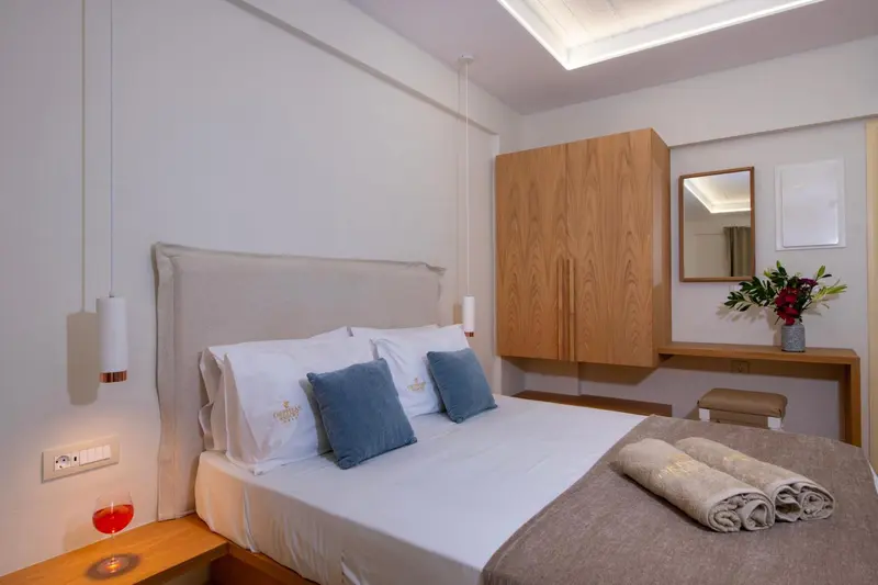 Une chambre lumineuse avec un grand lit et une décoration sobre.