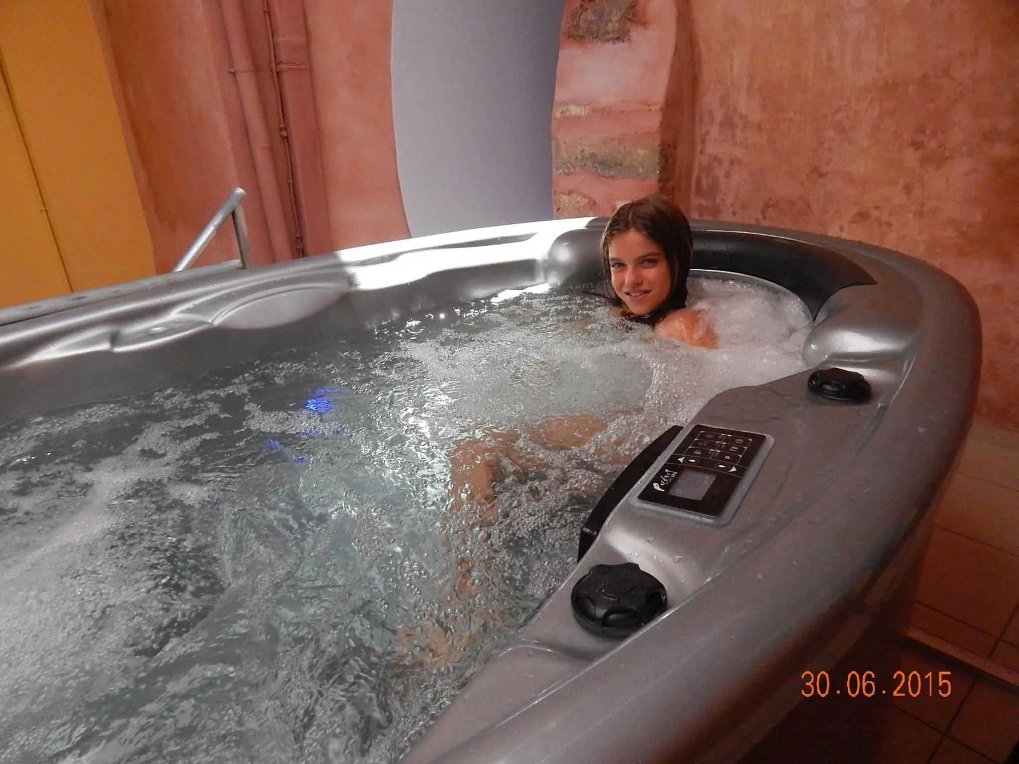 Une personne se détend dans un jacuzzi intérieur.
