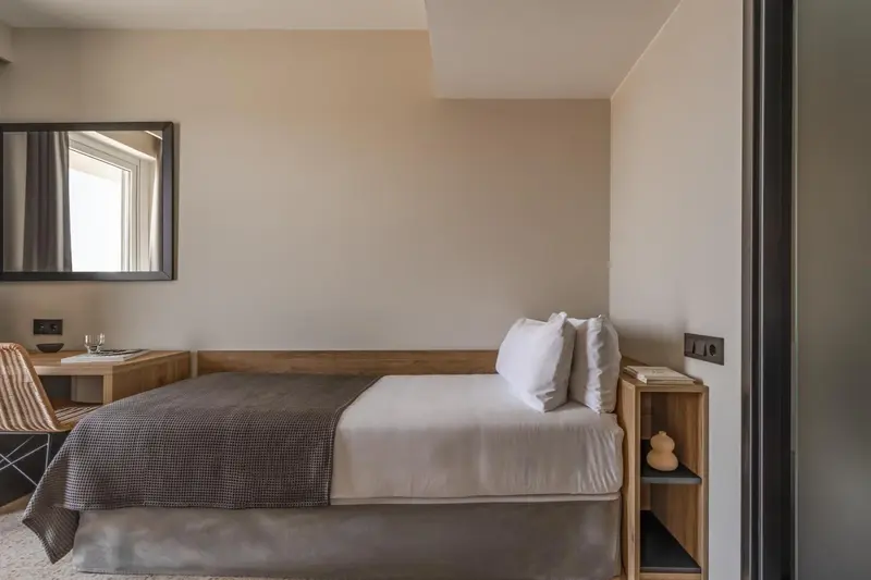 Une chambre avec un lit et un bureau.