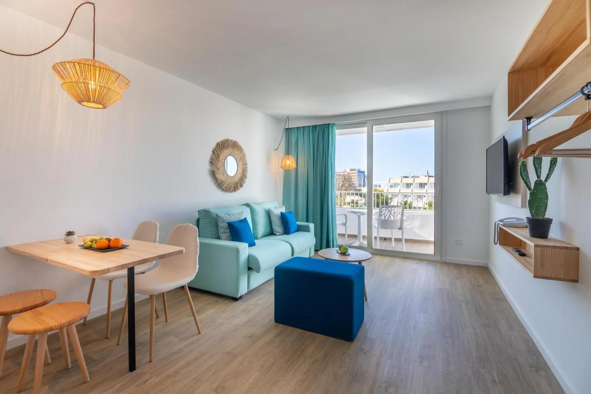 Un salon lumineux s'ouvre sur une terrasse avec vue sur la mer.