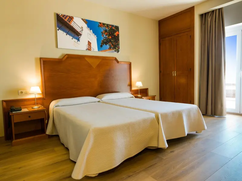 Une chambre lumineuse avec un grand lit et un décor en bois.