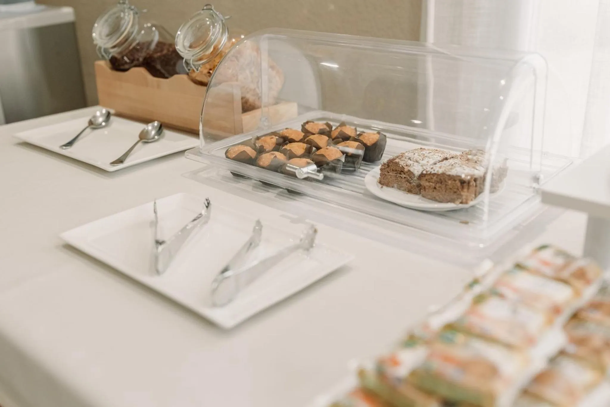 Assortiment de pâtisseries présentées sur un buffet.