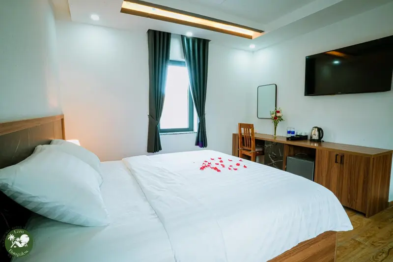Une chambre lumineuse avec un lit recouvert de pétales de fleurs.