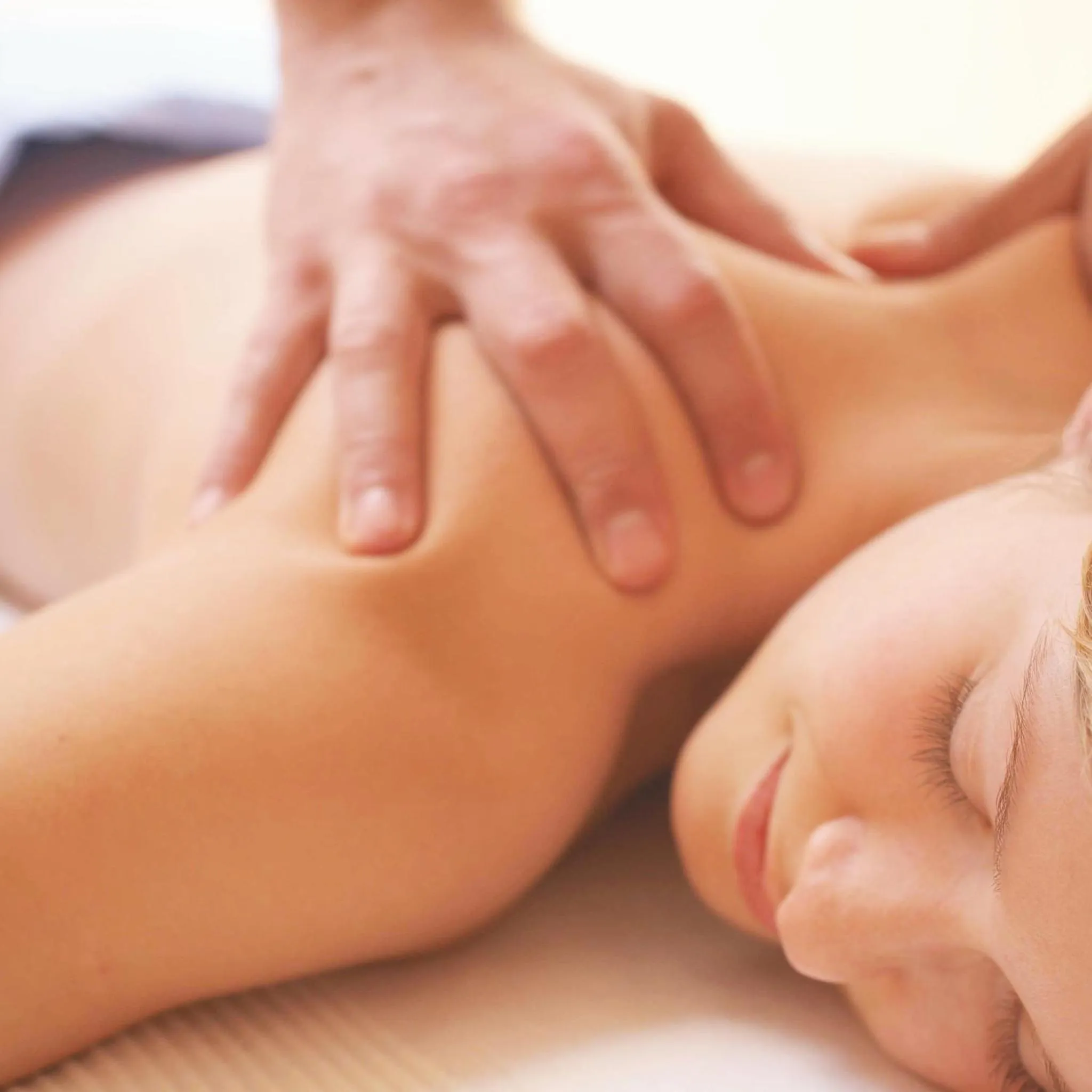 Une personne reçoit un massage relaxant sur une table.