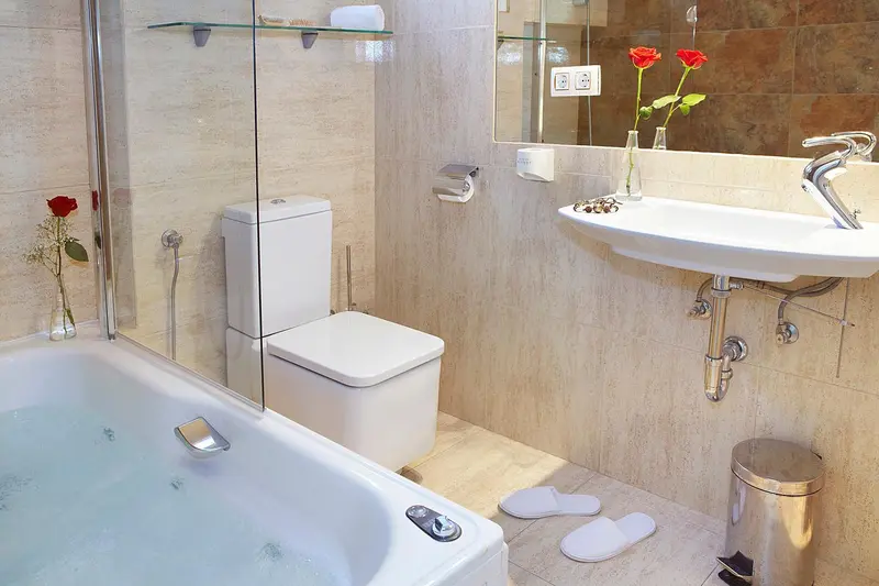 Une salle de bain moderne avec baignoire et lavabo.