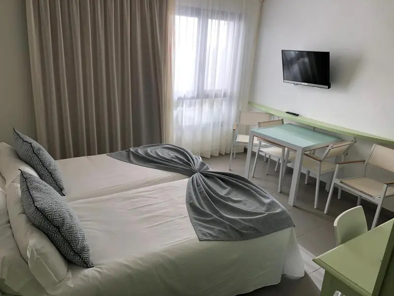 Une chambre avec un lit et une table à manger.