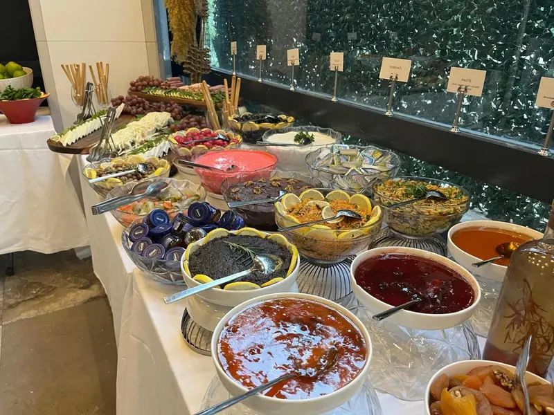 Un buffet propose une variété de plats et de boissons.
