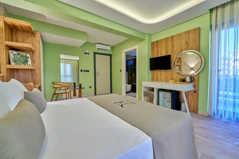 Chambre lumineuse avec un grand lit et un espace détente.