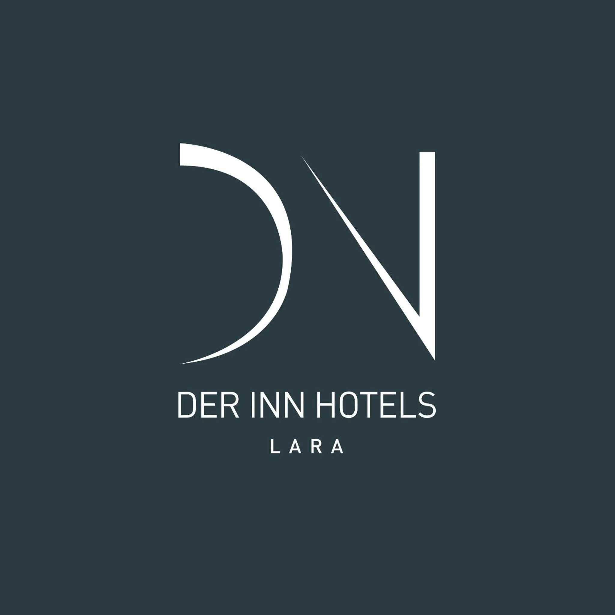 Logo d'hôtel sur fond sombre avec le nom et la localisation.