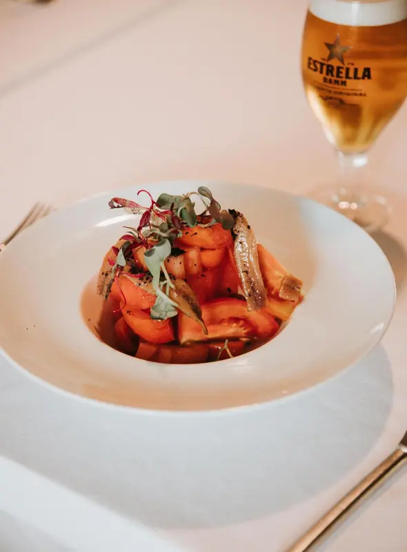 Assiette raffinée avec une présentation soignée de poisson et de légumes.