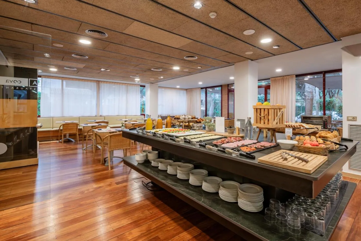 Un buffet propose une grande variété de plats et de desserts dans une salle lumineuse.