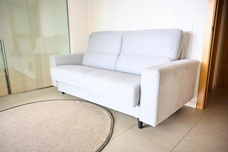 Canapé gris clair dans un intérieur contemporain.