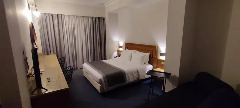 Une chambre d'hôtel avec un grand lit et un bureau.