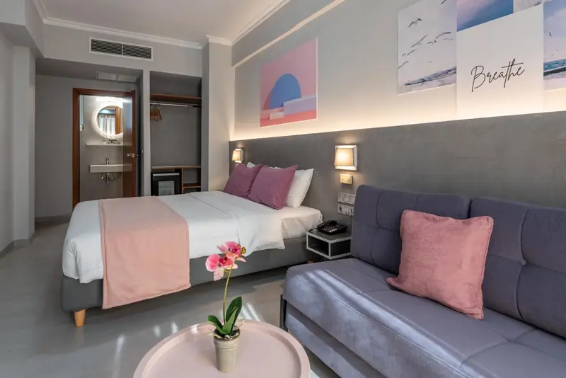 Une chambre moderne avec un lit confortable et un coin salon.