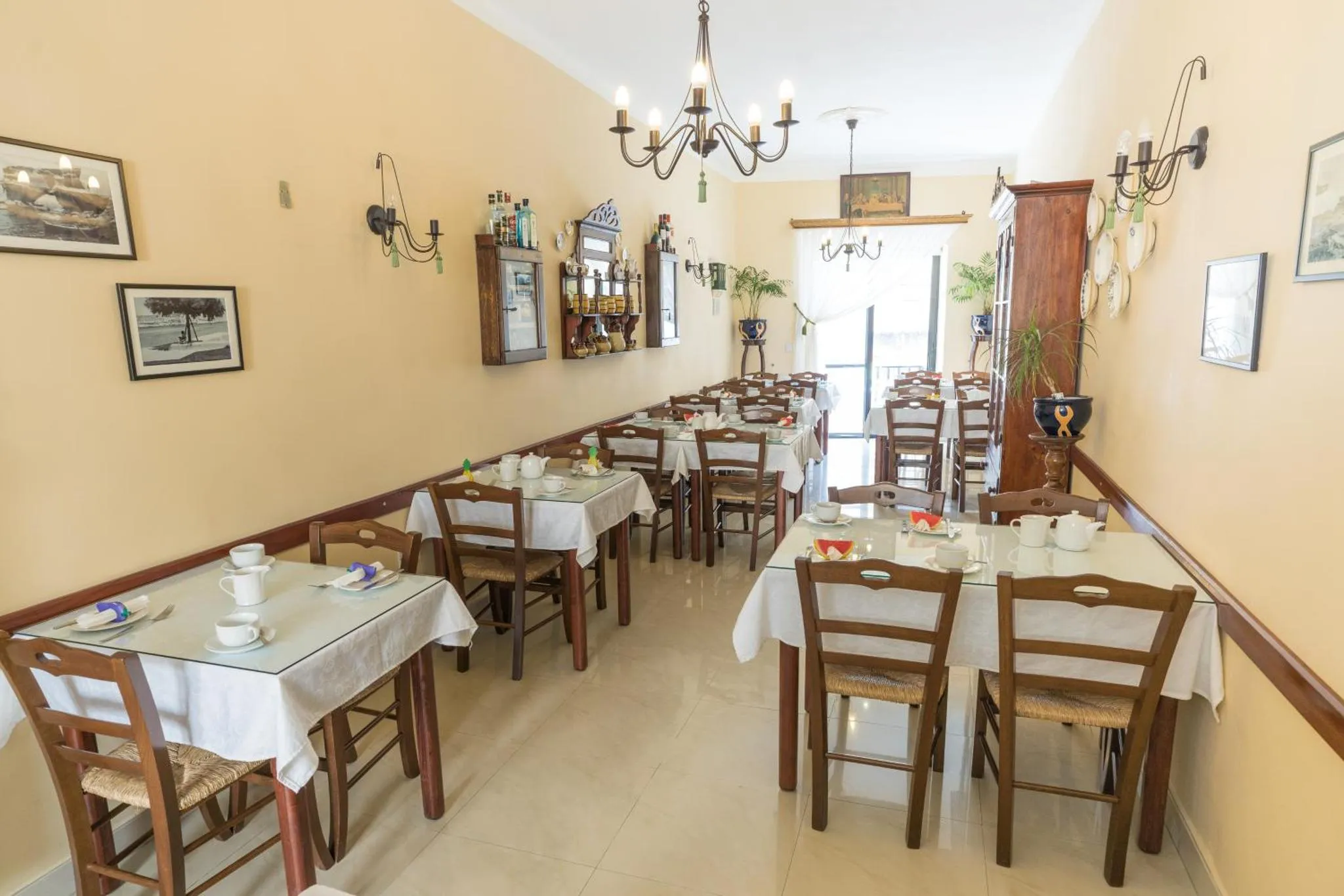 Une salle lumineuse avec des tables dressées pour le repas.