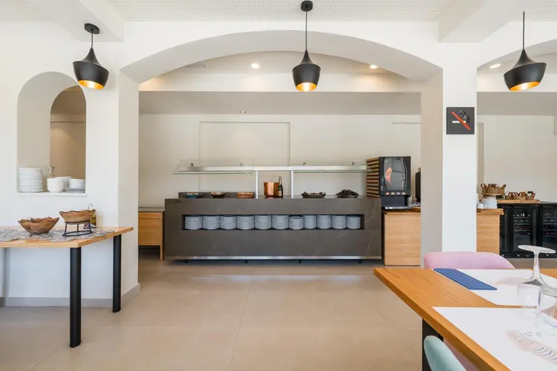 Un buffet propose des plats variés dans une salle lumineuse et moderne.