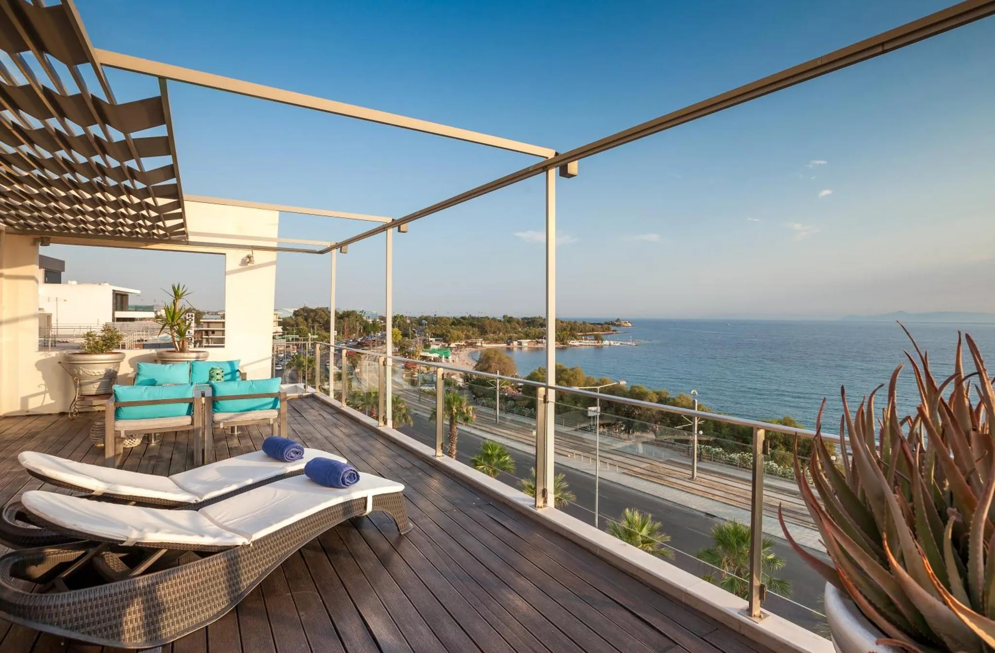Terrasse avec transats et vue sur la mer.