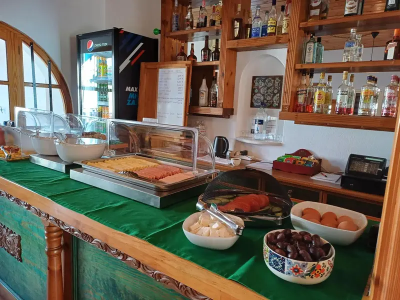 Un comptoir de buffet propose des charcuteries, fromages et fruits.