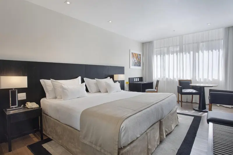 Une chambre d'hôtel moderne avec un grand lit et un coin salon.