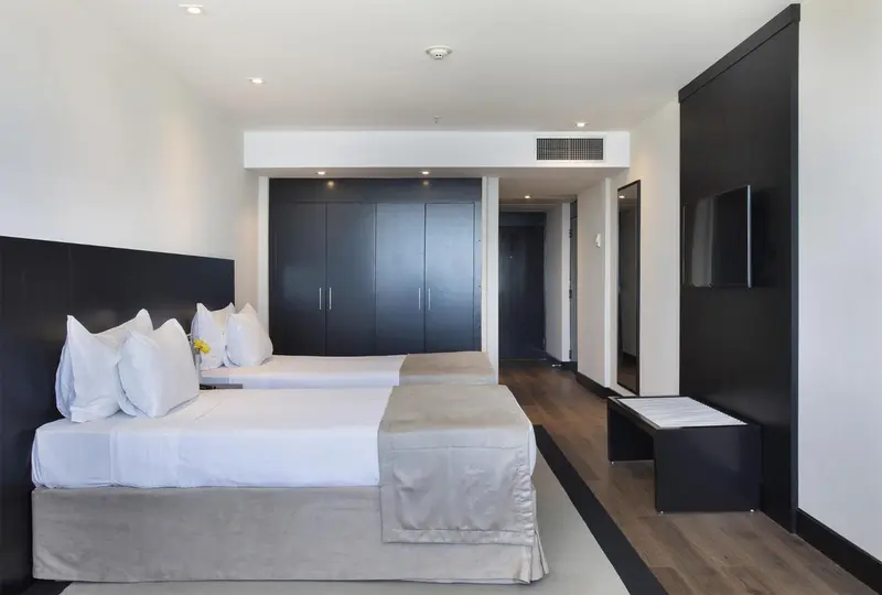 Une chambre moderne avec un grand lit et un espace de rangement.