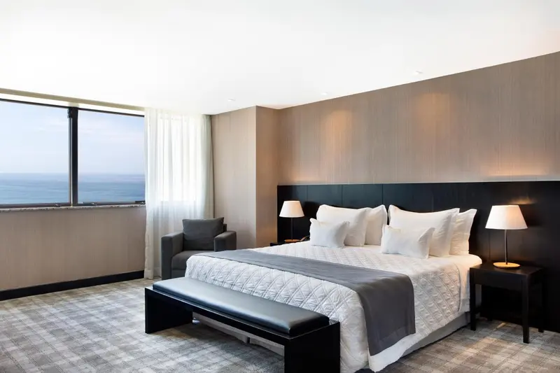Une chambre moderne avec un grand lit et une vue sur la mer.