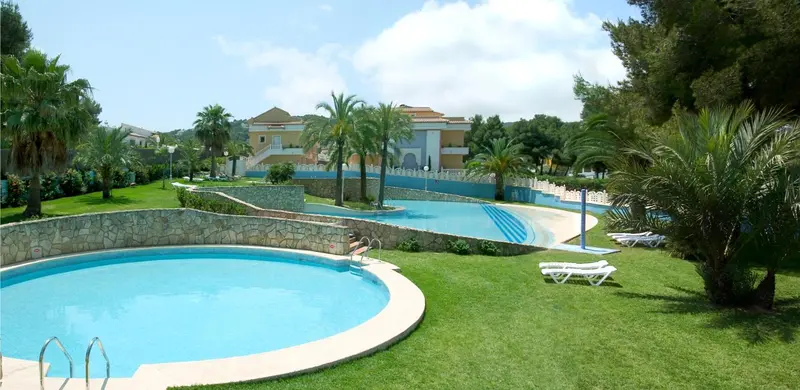 Piscines en extérieur au milieu d'une végétation luxuriante.