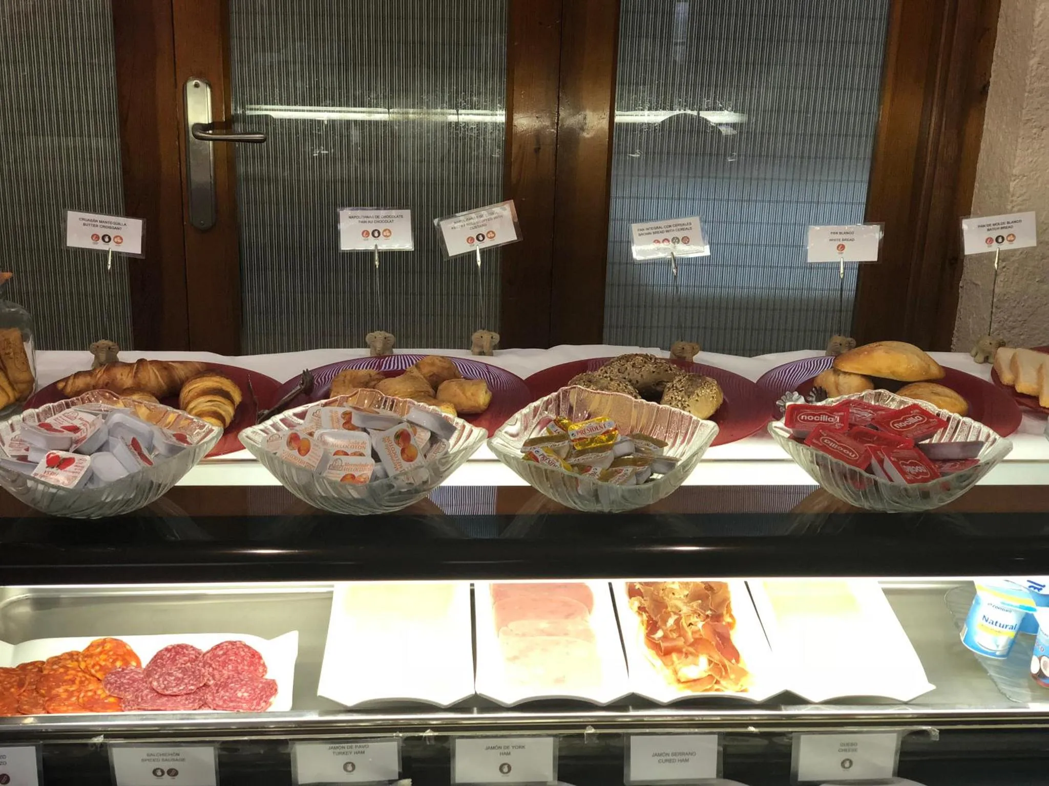Présentation de viennoiseries et de charcuteries sur un comptoir.