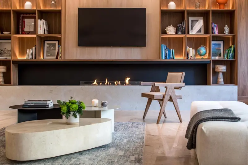 Un salon moderne avec un foyer et des éléments décoratifs.